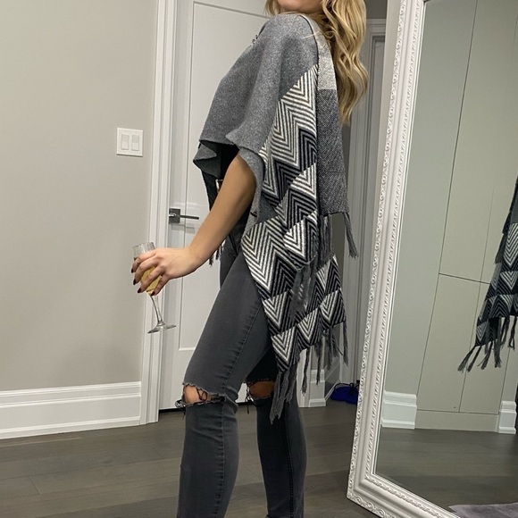 ✨Aritzia Large Cozy Grey Plaid Poncho​​​​​ - Picture 5 of 6